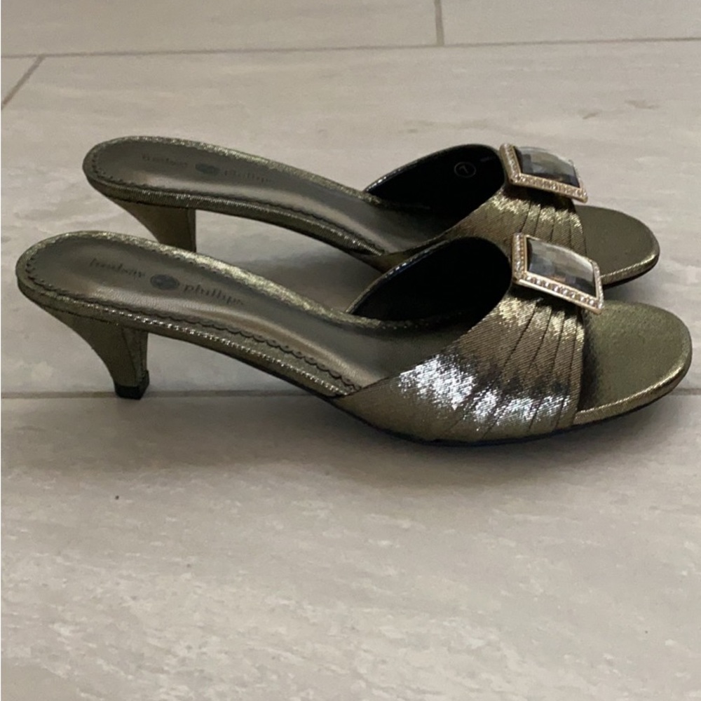 Lindsay Phillips Sharyn gold snap shoes kitten heels size 7